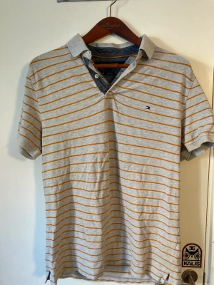 Vintage Tommy Hilfiger Piké - Vintage Tommy Hilfiger Piké  Dugligt skick, inga hål eller märken. Storlek large.