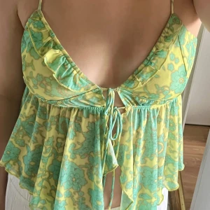 Berhska topp - Endast andvänd en gång! Såå sommrig! Justerbara band så kan passa allt från XS-L