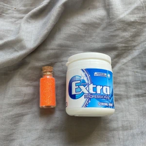 Glitter - Till vad som helst egentligen, färger grön, rosa och orange, den rosa är lite använd (se bild 3) önskas mer rosa så skriv så fixar jag! alla är samma storlek och de är jämförda med cola burk 33cl, plånbok och en tuggummi burk!