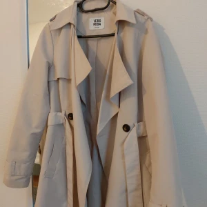Kappa - Beige kappa från Vero Moda.  Fint skick.