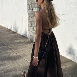 Klänning med öppen rygg  - Säljer denna så fina klännimg från bik bok som jag köpte förra sommaren. Den har en öppen rygg och fina detaljer!!!