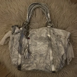 Väska  - Sååå fin väska💞Köpte second hand för flera år sen. Väskan är använd men fortf i bra skick💞💞OBS. Köpare står för frakt) 💞💞