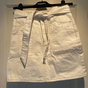 Jeanskjol  - Vit jeanskjol från ginatricot i storlek 34 