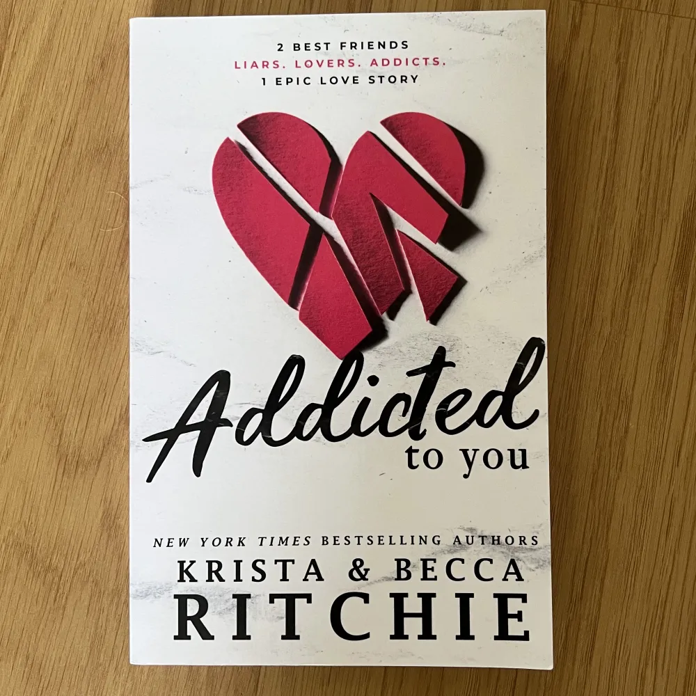 Addicted to you från the addicted series av Krista & Becca Ritchie, säljer då jag har två stycken. Boken är i mycket bra skick💕. Böcker.