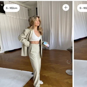 Djerf Avene First Choice Pants Tall - Säljer dessa sjukt snygga First Choice Pants i färgen greige från Djerf Avenue🍒 Storlek XXS - TALL och är i nyskick! Köparen står för frakt🦋