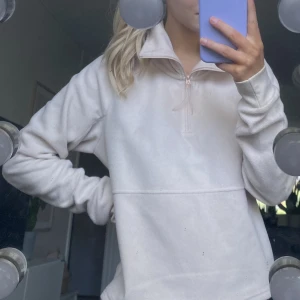 Fleece  - Ljusrosa fleecetröja från H&M.