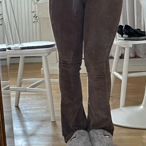 Bruna byxor strl: xs - Jättefint till vintern med ett par fin stickade tröja 