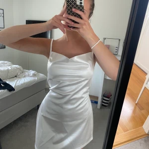 Vit silkes klänning - Säljer denna fina silkes klänning från zaful. Prislappen sitter kvar och är helt oanvänd!! Fin till avslutningar och sommar💕💕Hör av dig för frågor🙌🏼