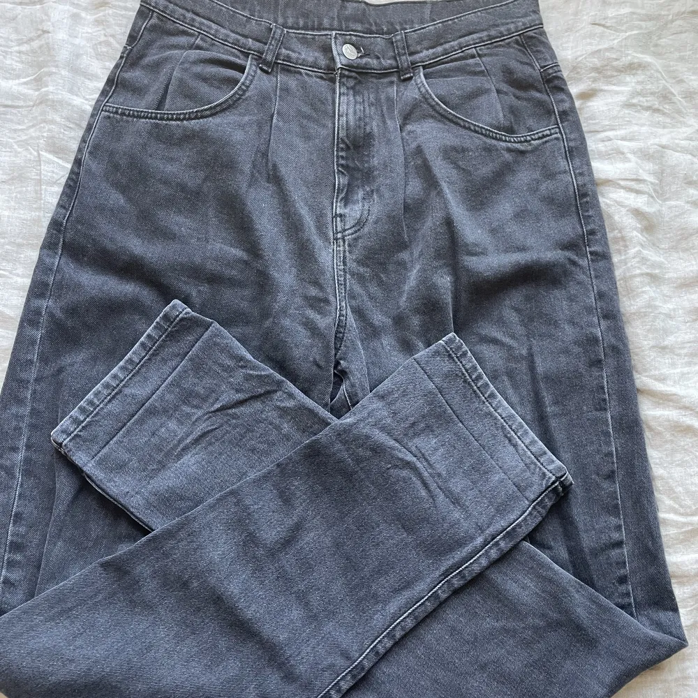 Ett par svarta jeans från ASOS Längre modell så man kan  kavla upp de om man tycker om det. Jeans & Byxor.