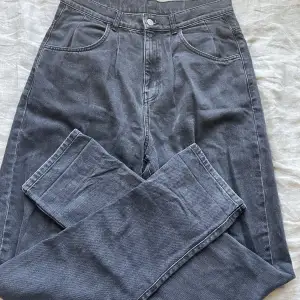 Ett par svarta jeans från ASOS Längre modell så man kan  kavla upp de om man tycker om det