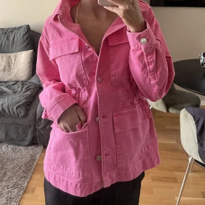 Rosa jeansjacka  - Intressekoll ! På min rosa perfekta jeansjackan till sommaren från Gina! 
