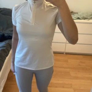 Fin Ridtröja  - Säljer denna fina Ridtröja som man kan ha till tävling då den har väldigt fina detaljer. Skriv om du har några frågor 😊