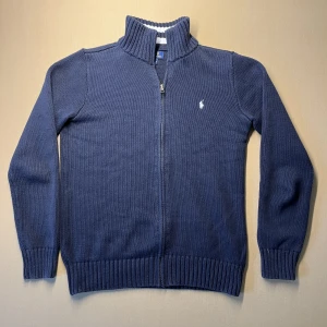 Ralph Lauren fullzip - Skön svart stickad fullzip från Ralph lauren. Fint skick. Sitter riktigt bra. Storlek S/M. Fler frågor kontakta gärna!
