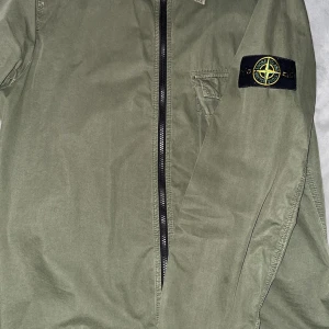 Stone Island Overshirt - Säljer min Stone Island overshirt. Finns inget kvitto. Skick är i princip 10/10, inga skador alls. Storlek L. Skriv för fler bilder