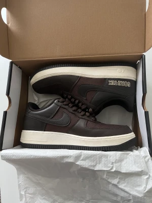 Nike Air Force 1 - Gore-Tex - Bruna Nike Air Force som jag säljer då jag knappt använt de. Storleken ör 44 och är i bra skick, smått smutsig sula. Kommer med originallåda i okej skick, 