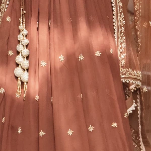 Indisk klänning  - En jätte fin indisk klänning som endast används en gång. Finns en blus med en kjol. Kan skicka fler bilder vid intresse. 