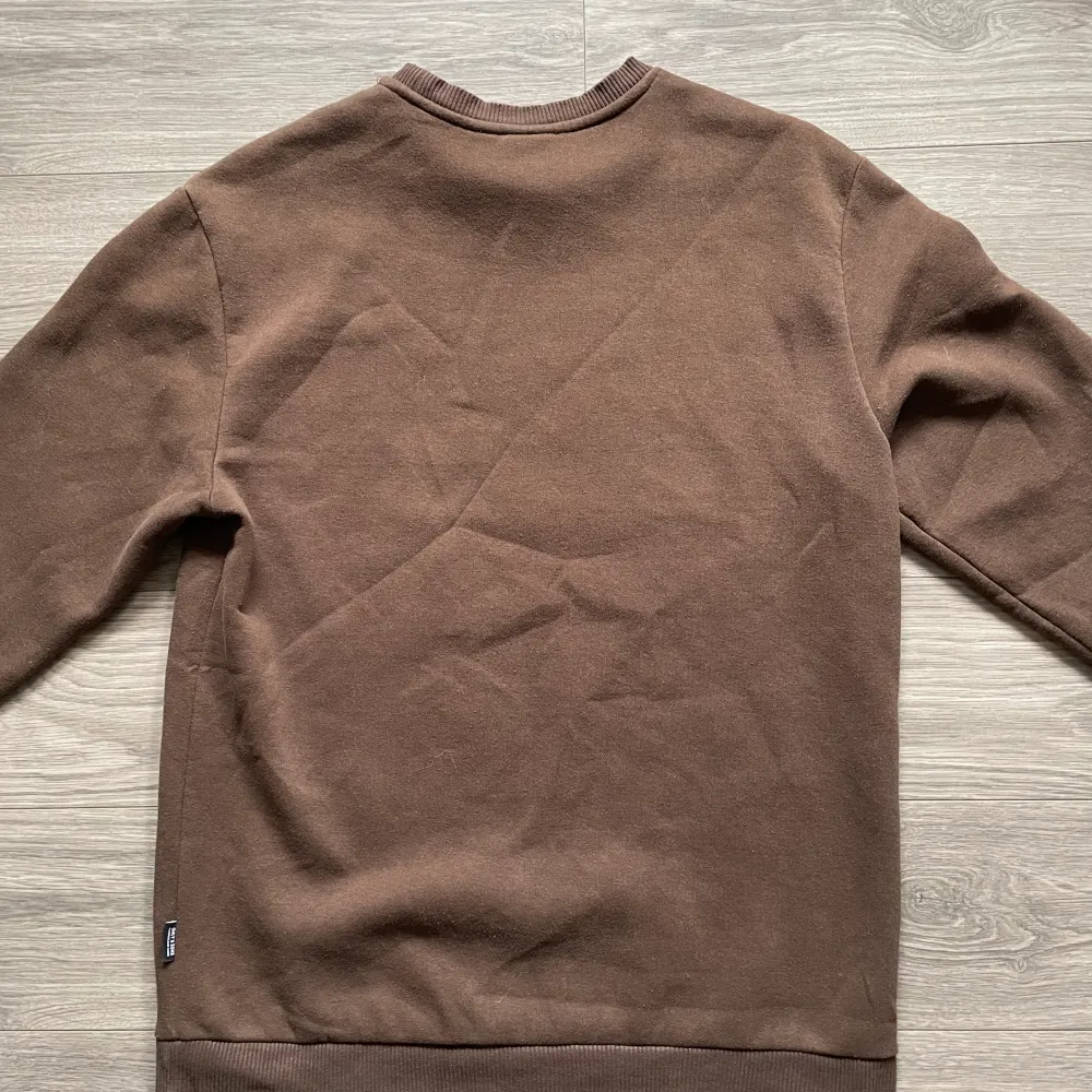 Brun sweatshirt från only & sons. Bra skick. Nypris 399kr (köparen står för frakten) Skriv för frågor eller mått.. Hoodies.