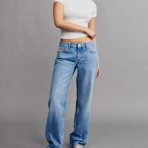 Superfina lågmidjade jeans från Gina! Säljer endast för dom inte passar mig så bra längre. Ganska väl använda men inga synliga defekter, skriv privat för fler bilder elr frågor🫶🏼
