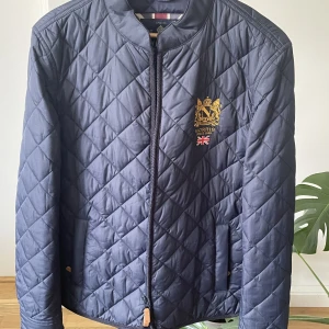 Morris jacka från Åhléns  - Helt ny jacka och aldrig använd! Ny pris: 2000kr skriv för mer bilder! Äkta Morris 