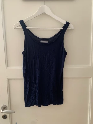 Samsøe - Blått linne i storlek xs, stor i storleken så kan även passa s-m beroende på hur man vill att den ska sitta. 