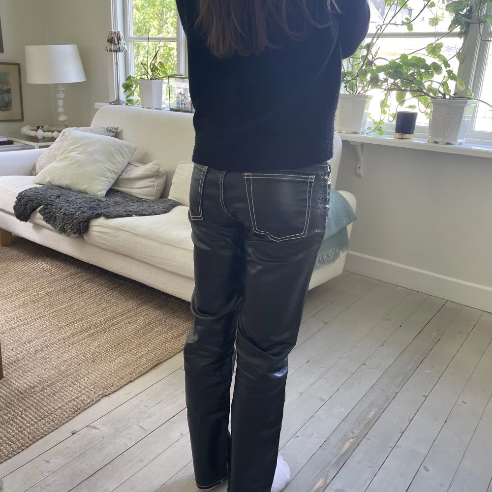 Säljer mina älskade eytys cypress jeans. Jag är 165cm lång som referens,. Dem har några små slitningar mellan benen men inget som syns!❤️. Jeans & Byxor.