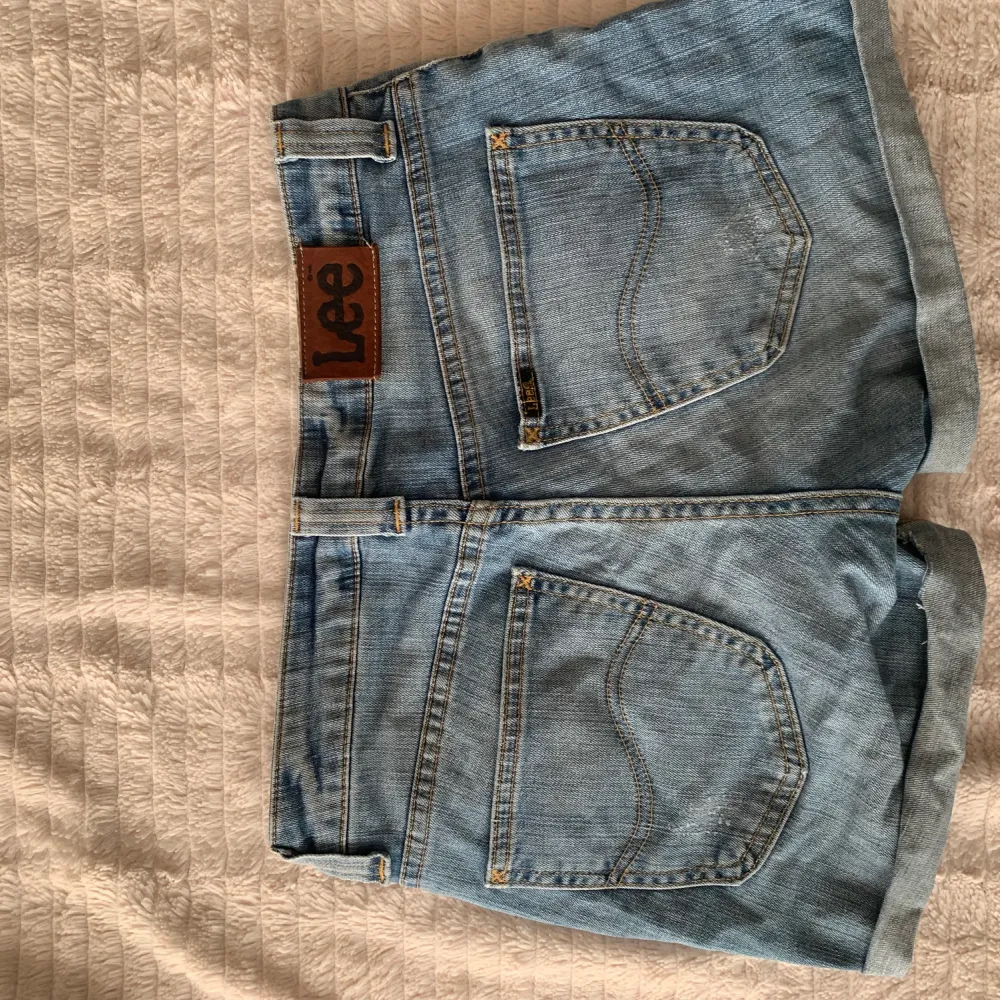 Ignorera att bilderna är åt fel håll men säljer dessa jättesköna jeansshorts för jag inte använder dem längre!  Dm för bilder me dem på kan sänka pris. Shorts.