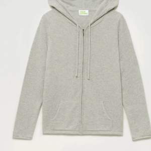 Säljer min fina charsmire zip up hoodie från From Future i storlek s. Ny skick!