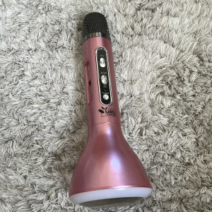 Mikrofon - Säljer denna mikrofon i färgen rosa. Du kan välja led på den och höja eller sänka volym på den och välja om det ska vara echo. Du får med en laddare.