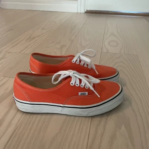 Vans - Supersnygga Vans!! Sparsamt använda så därför säljer jag dem nu. Mer lysande orange i verkligheten. Verkligen balla!!🧡