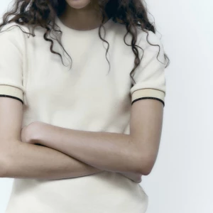 Stickad t-shirt - Säljer min fina stickade t-tshirt från zara då den inte kommer till använding!