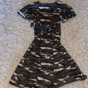 Militärklänning - Säljer en snygg militärklänning från shein i storlek 152 (den e snyggare i verkligheten). Om ni vill ha mer detaljerad bild, vänligen kontakta mig!