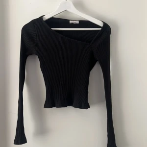 Ribbad topp - Fin ribbad topp med en sned urringning!