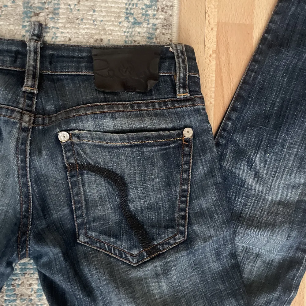 snygga lågmidjade jeans som tyvärr är för små för mig💞midjemått är ca 38, innerbenslängd ca 82. har inga bilder med dem på🫶inte bootcut!. Jeans & Byxor.