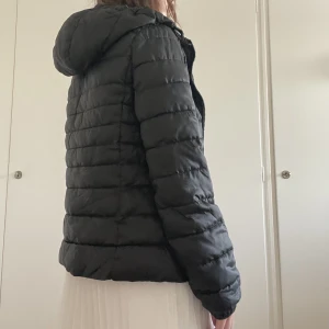 ONLY jacka - Svart lätt jacka i märket ONLY och storleken 34!💕Varm och skönt; passar till höst och vår🫶🏼