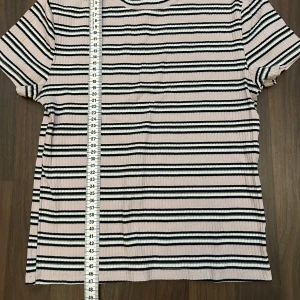 T-shirt  - Nästan oanvänd och i bra skick. Hör av dig för mer information! 🫶🏻