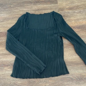 Svart långärmad  - Liten i storleken 