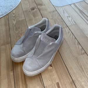 Eytys doja Suede skor - Eytys x H&M Doja Suede skor i strl 43.  Fint skick, sparsamt använd. Säljes då de inte kommer till användning.