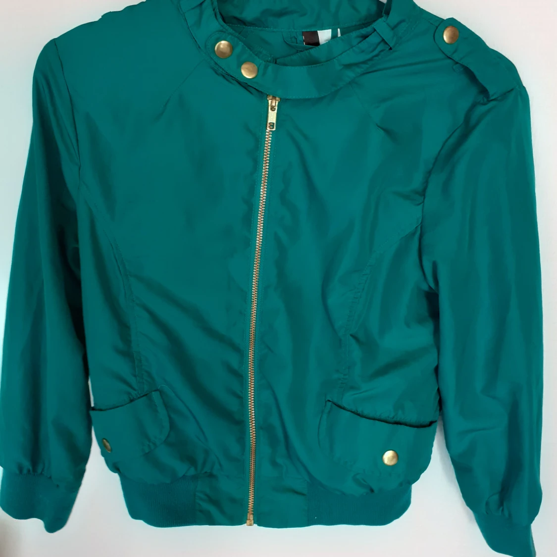 Grön sommarjacka med gulddetaljer!
