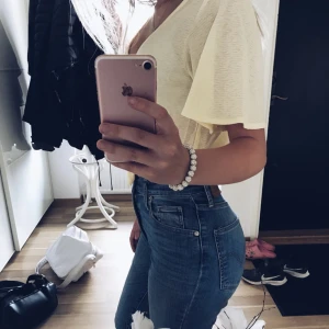 Gul topp med knytning - Gul topp med knytning.💛