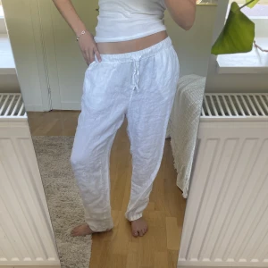 Vita linnebyxor - Vita linnebyxor inköpta förra året. Byxorna har fläckar på nedre delarna av benen, men är annars i bra skick!🌼