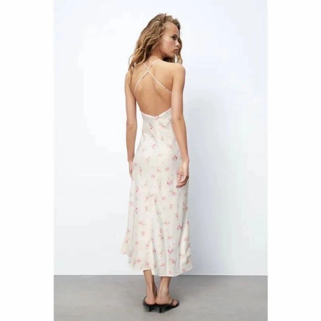 Zara blommig sidenklänning  - 90