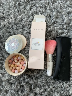Guerlain meteorites 03 medium - Lyxigt puder som ger en fin airbrushed effekt. Ger ett fint  glow. Kan användas som rouge eller i hela ansiktet. Guerlains unika doft, ljuvlig men diskret.  Använd ett fåtal gånger. Med tillhörande borste från Guerlain. Nypris 700 + 500