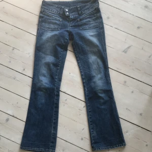 Lågmidjade bootcut jeans - Har dessa snygga lågmidjade bootcut jeansen som jag växt ut! Jag är 170 och de är lite för korta på mig och går inte att knäppa så passar den som är lite kortare och yngre! Pris kan diskuteras!💕