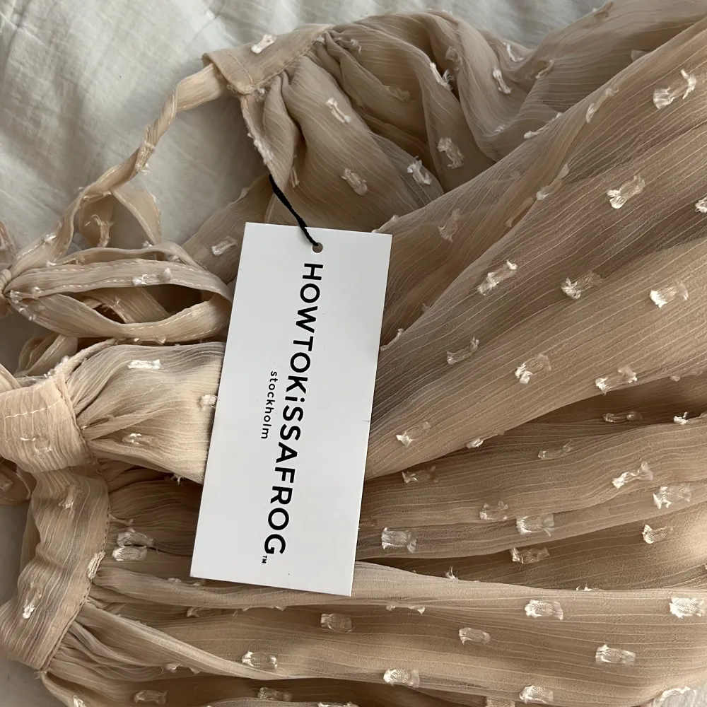 Säljer denna aldrig andvända toni dress!!!!! Sååå gulliggg perfekt till sommaren 😍😍😍färg:beige/rosa. Klänningar.