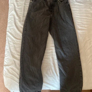 Svarta sweet sktbs jeans - Snygga jeans i bra skick som inte kommit till användning. Tyckte inte att de passade mig så använt fåtal gånger. Nypris:600 priset kan diskuteras