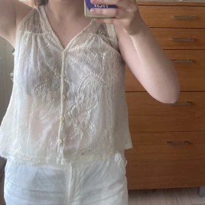 Vitt spets linne - Finare om man har vit bh under 🤝