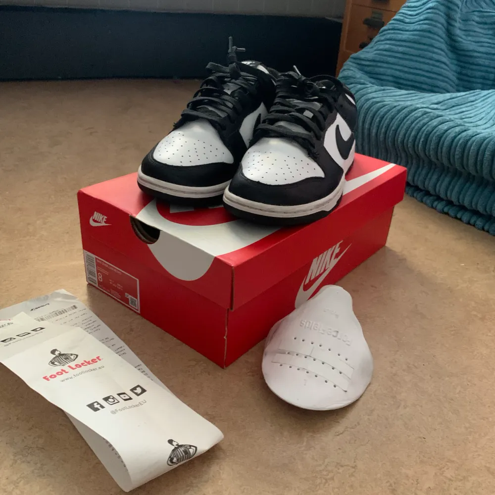 🐼Panda Dunks🐼i storlek 41 som är använda typ 1-3 gånger. De är som nya och köptes på Footlocker. Kvitto box och creaseskydd följer med! Tveka inte att skriva vid frågor!💬:). Skor.