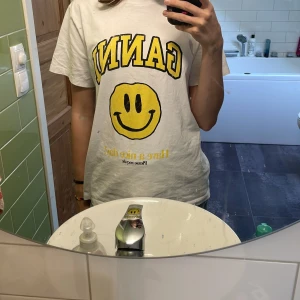 GANNI t-shirt - Jättefin GANNI tröja som är i bra skick har haft på mig den några gånger men vill inte ha den längre💕 priset kan diskuteras 