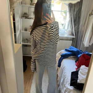 Långärmad tröja - Randig långärmad tröja från hm i storlek M. 