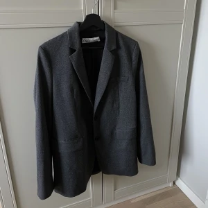 Blazer Zara - Grå blazer från zara i storlek S, men är något större i storleken eftersom jag vanligtvis är en M
